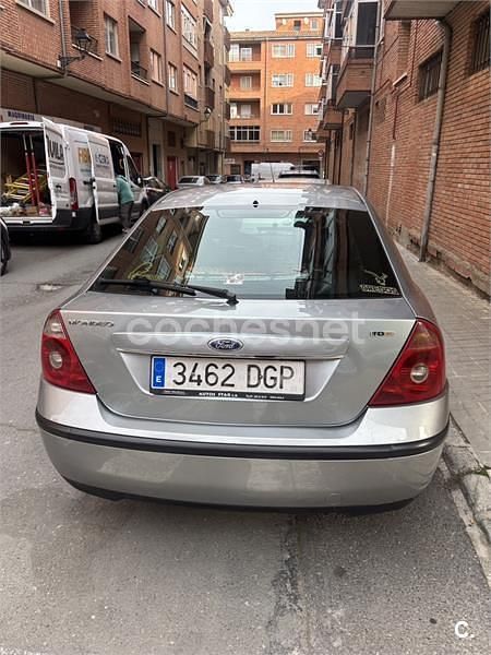 Usado Ford Mondeo Trend 115 CV (84 kW) 2005 Gris / plata Berlina