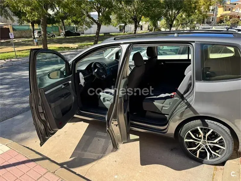 Usado VW Touran Advance 105 CV (77 kW) 2014 Gris / plata Monovolumen