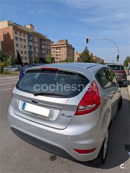Usado Ford Fiesta Trend 82 CV (60 kW) 2010 Gris / plata Berlina
