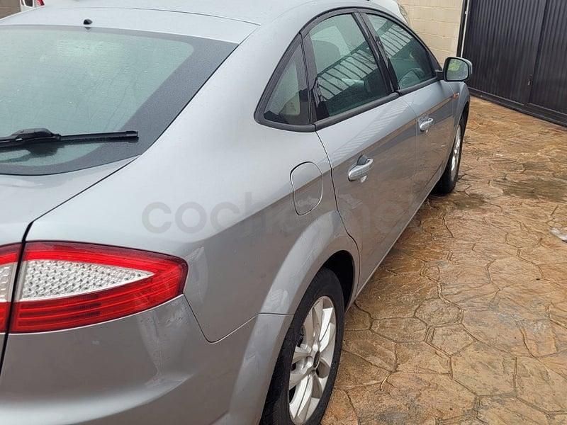 Usado Ford Mondeo Trend 140 CV (102 kW) 2009 Gris / plata Berlina