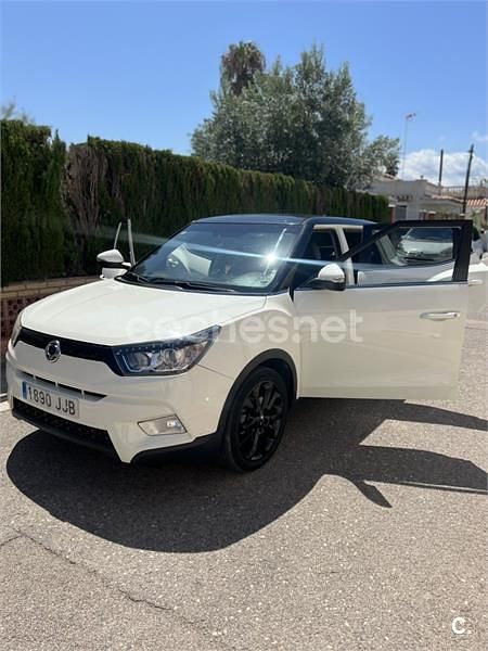 Blanco Usado 2015 Ssangyong Tivoli Limited SUV | 11.550 € (Un poco caro) - Imagen 1/4