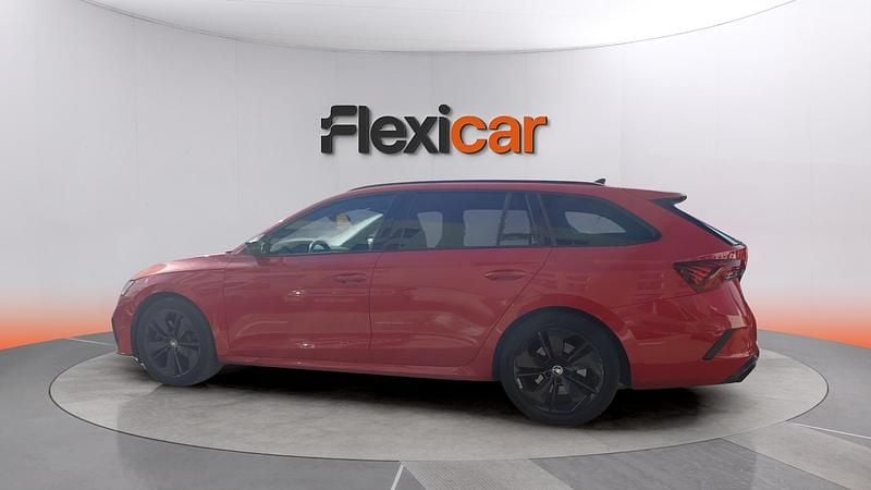 Usado Skoda Octavia RS 245 CV (180 kW) 2024 Rojo Familiar