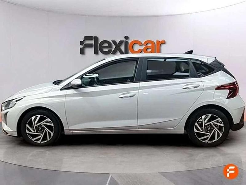 Usado Hyundai i20 84 CV (61 kW) 2024 Gris Utilitario