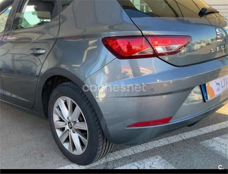 Usado Seat Leon Style 110 CV (80 kW) 2017 Gris / plata Berlina