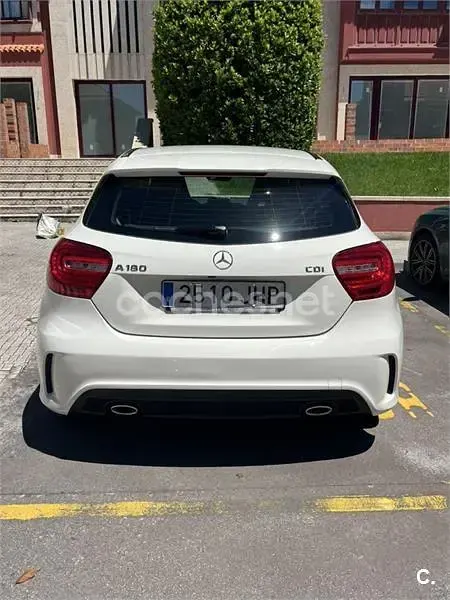 Usado Mercedes A180 AMG line 109 CV (80 kW) 2015 Blanco Berlina