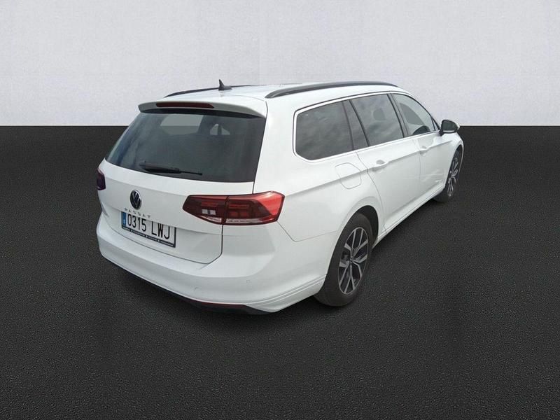 Usado VW Passat Executive 150 CV (110 kW) 2022 Blanco Familiar
