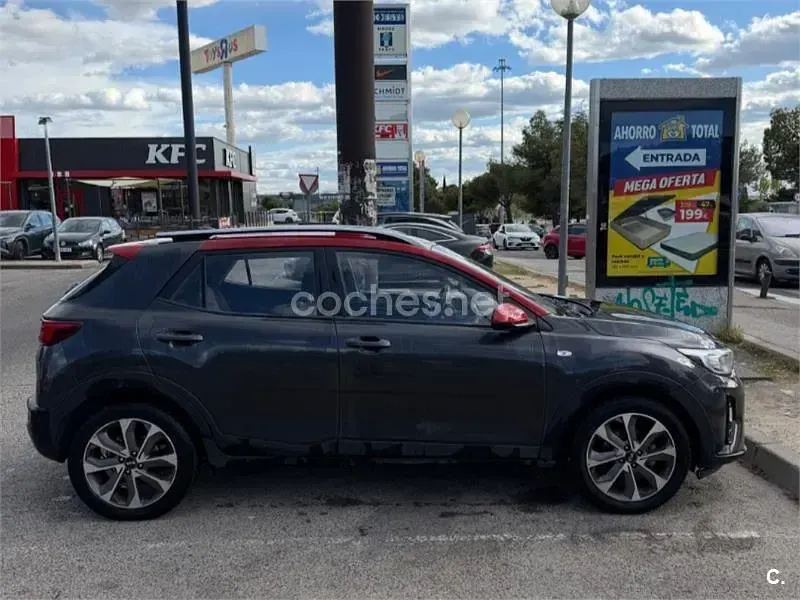 Usado Kia Stonic 120 CV (88 kW) 2019 Gris / plata SUV