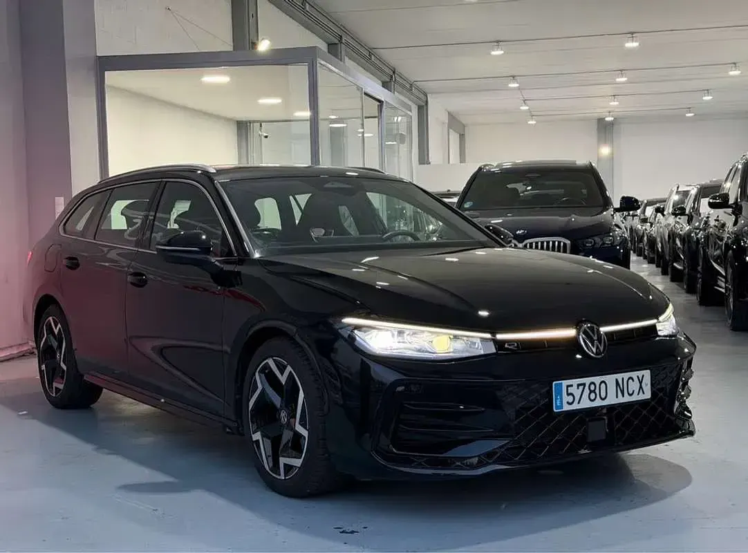 Usado VW Passat R-line 150 CV (110 kW) 2025 Negro Familiar