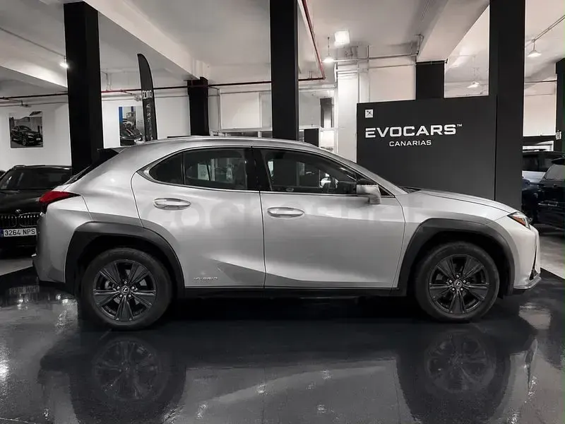 Usado Lexus UX Business Edition 184 CV (135 kW) 2021 Gris / plata SUV