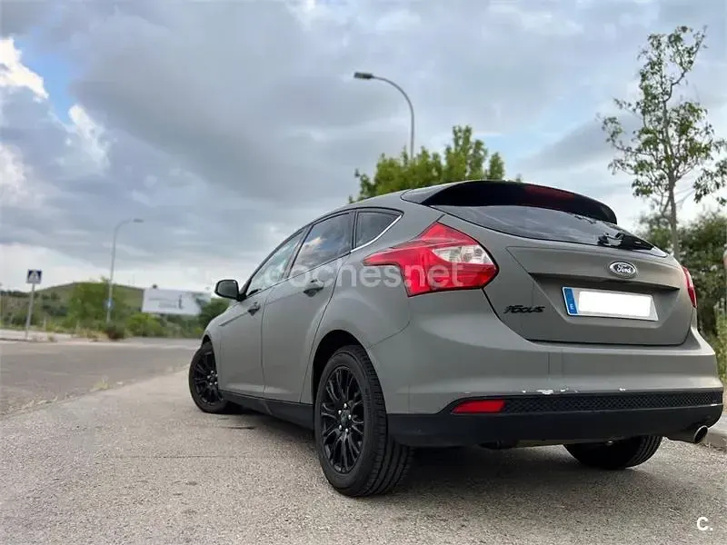 Usado Ford Focus Titanium 163 CV (119 kW) 2013 Gris / plata Berlina