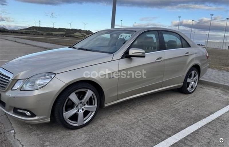 Usado Mercedes E220 Elegance 170 CV (125 kW) 2009 Beige Berlina