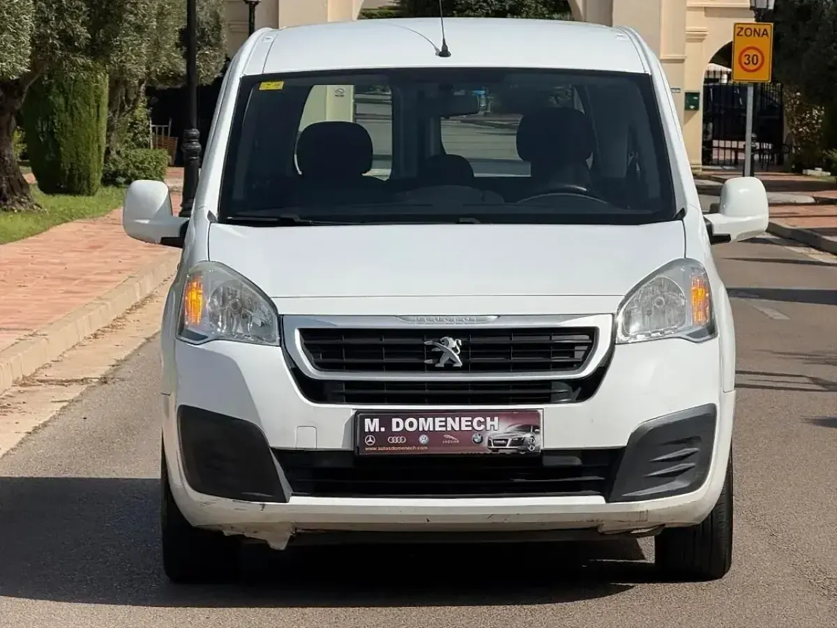 Usado Peugeot Partner Tepee Active 100 CV (73 kW) 2015 Blanco Monovolumen