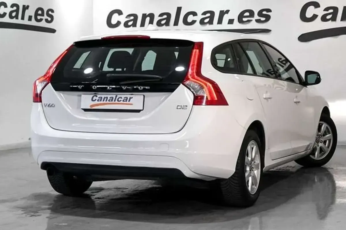 Usado Volvo V60 Kinetic 114 CV (83 kW) 2014 Blanco Familiar