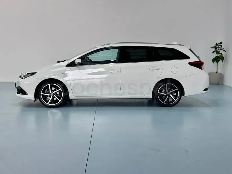 Usado Toyota Auris Hybrid 136 CV (100 kW) 2017 Blanco Familiar