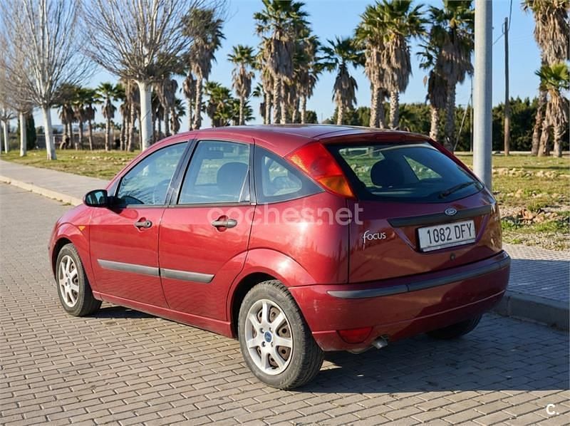 Używany Ford Focus Trend 100 KM (73 kW) 2005 Czerwony Sedan/Limuzyna