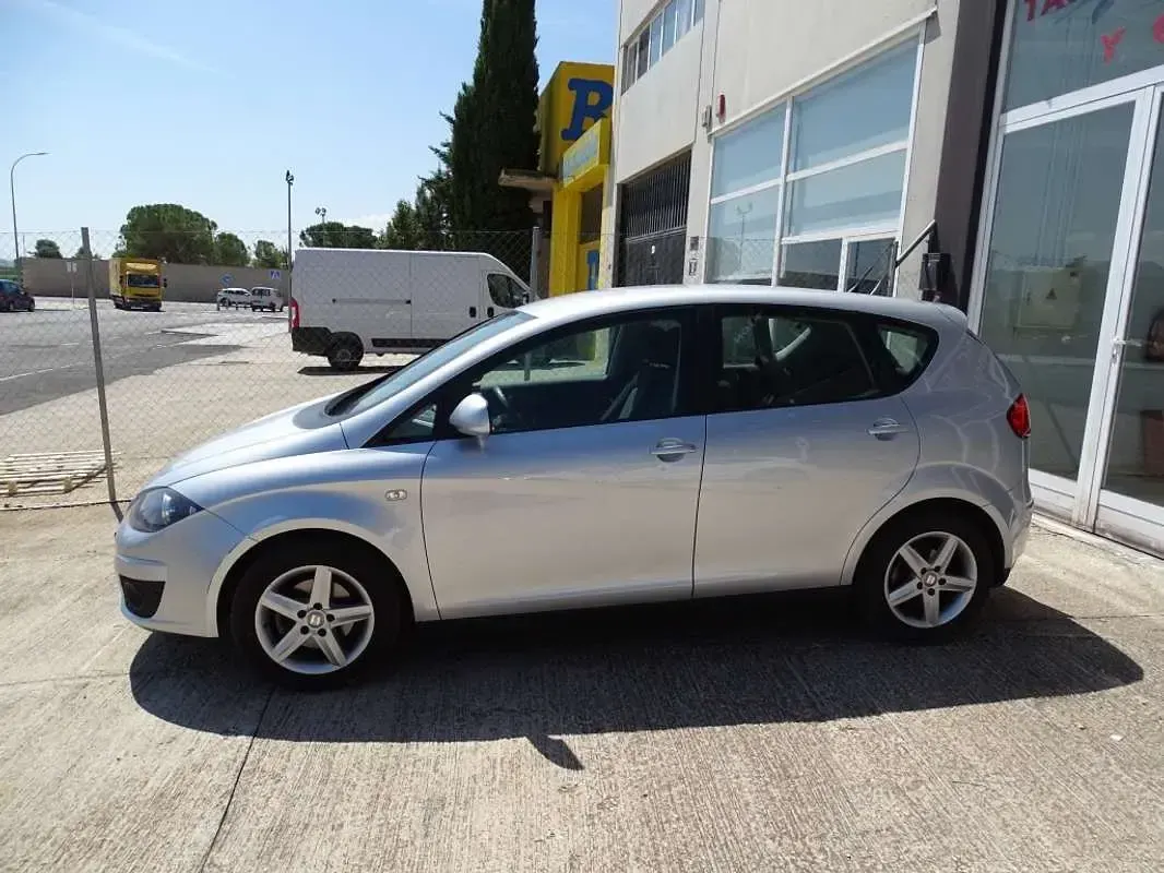 Usado Seat Altea Reference 105 CV (77 kW) 2011 Gris Monovolumen