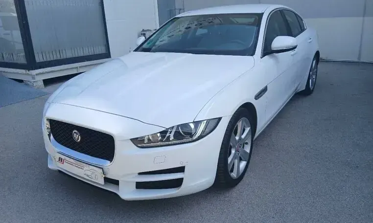 Usado Jaguar XE Portfolio 180 CV (132 kW) 2016 Blanco Berlina