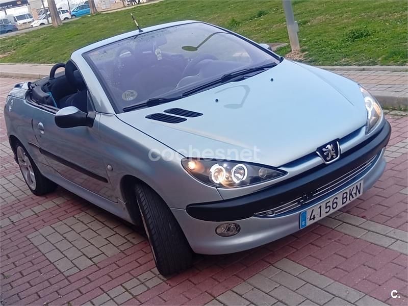 Usado Peugeot 206 110 CV (80 kW) 2001 Azul Descapotable