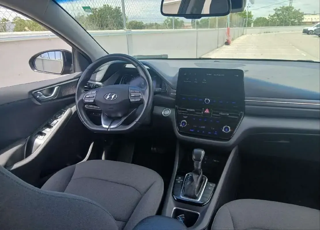 Usado Hyundai Ioniq 141 CV (103 kW) 2023 Negro Utilitario