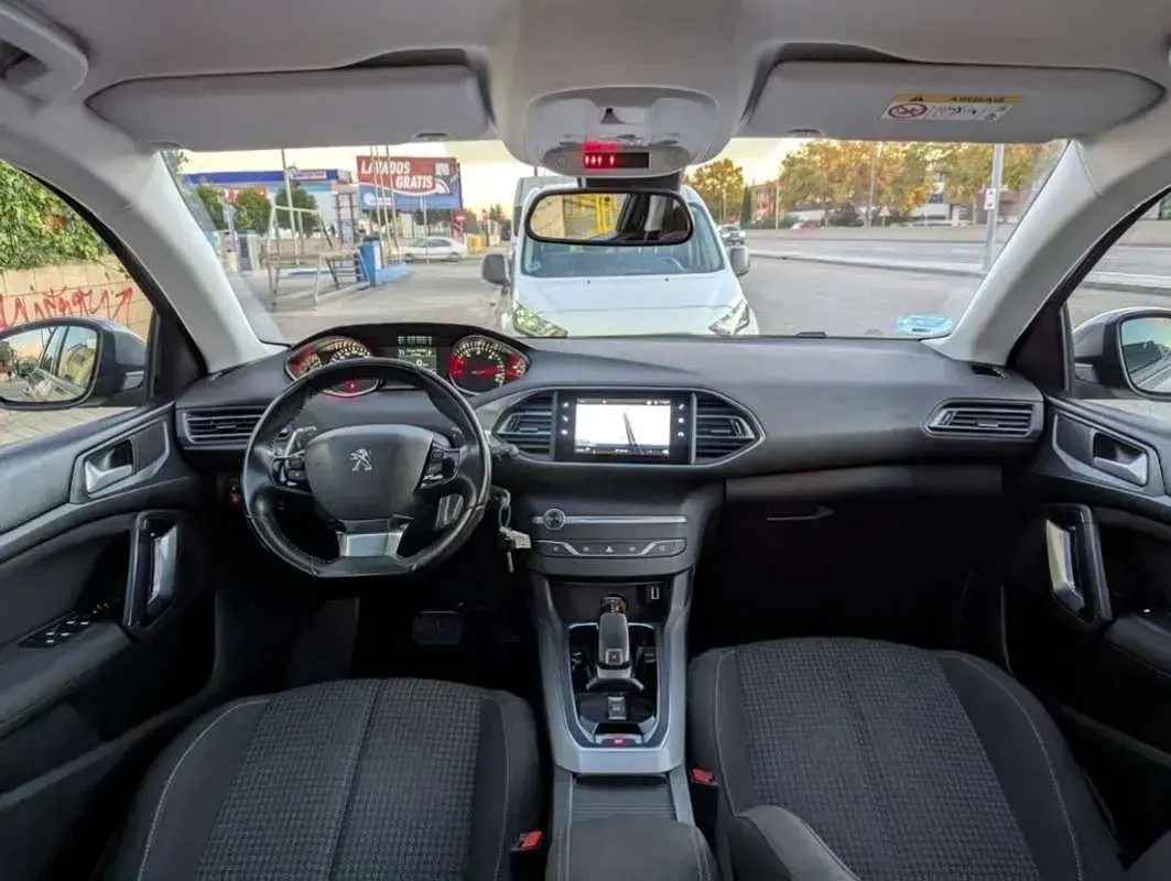 Usado Peugeot 308 SW Allure 131 CV (96 kW) 2021 Gris Familiar
