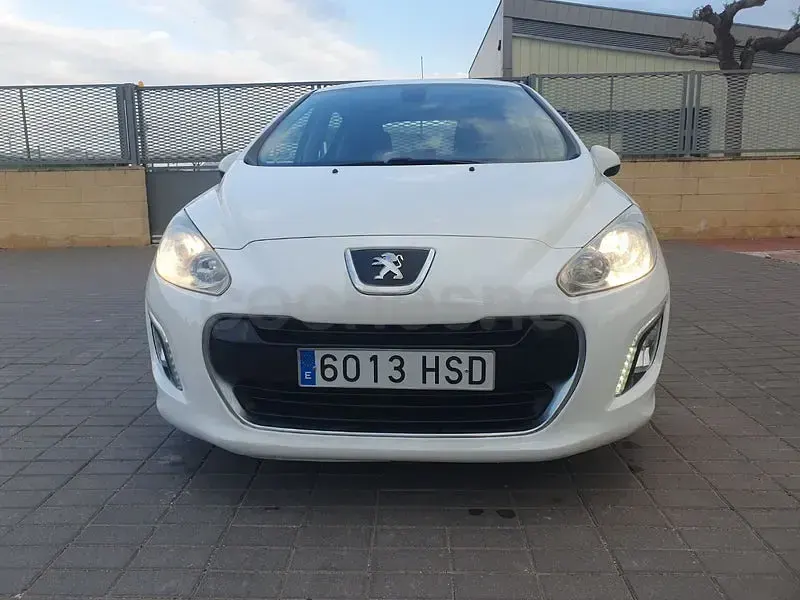 Usado Peugeot 308 Active 92 CV (67 kW) 2013 Blanco Berlina