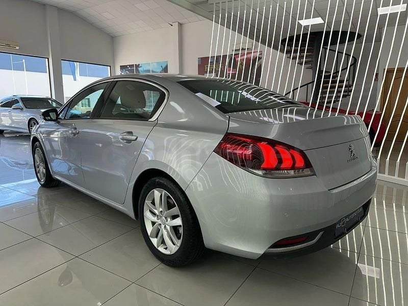 Usado Peugeot 508 Active 120 CV (88 kW) 2017 Gris / plata Berlina
