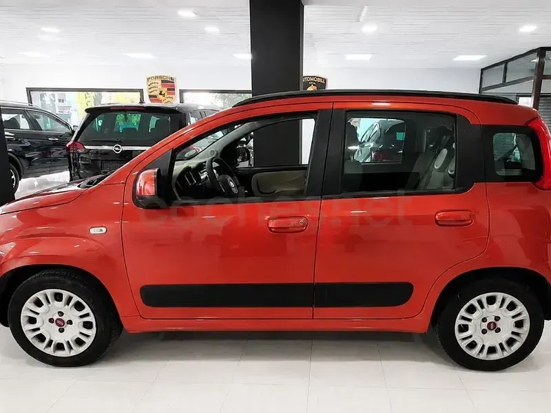 Usado Fiat Panda Lounge 69 CV (50 kW) 2016 Granate Utilitario