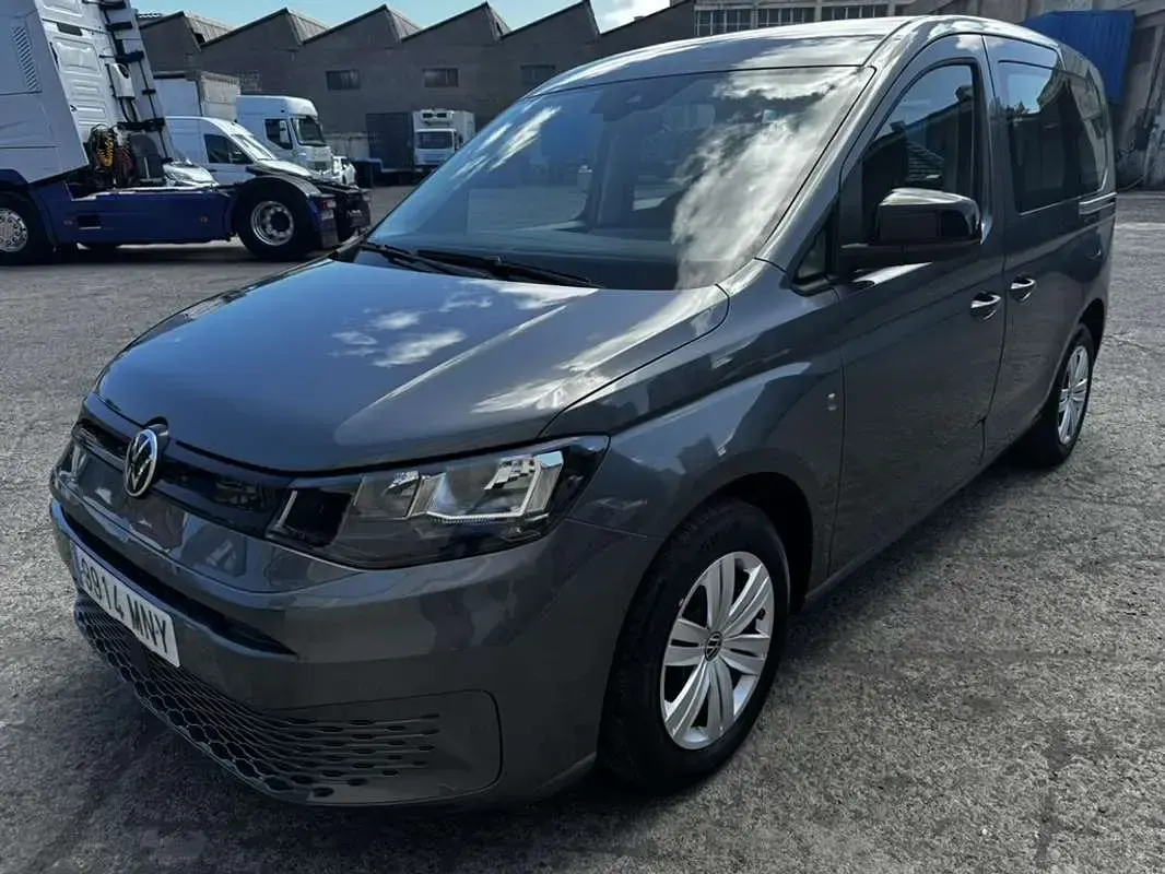 Usado VW Caddy 102 CV (75 kW) 2024 Gris Monovolumen