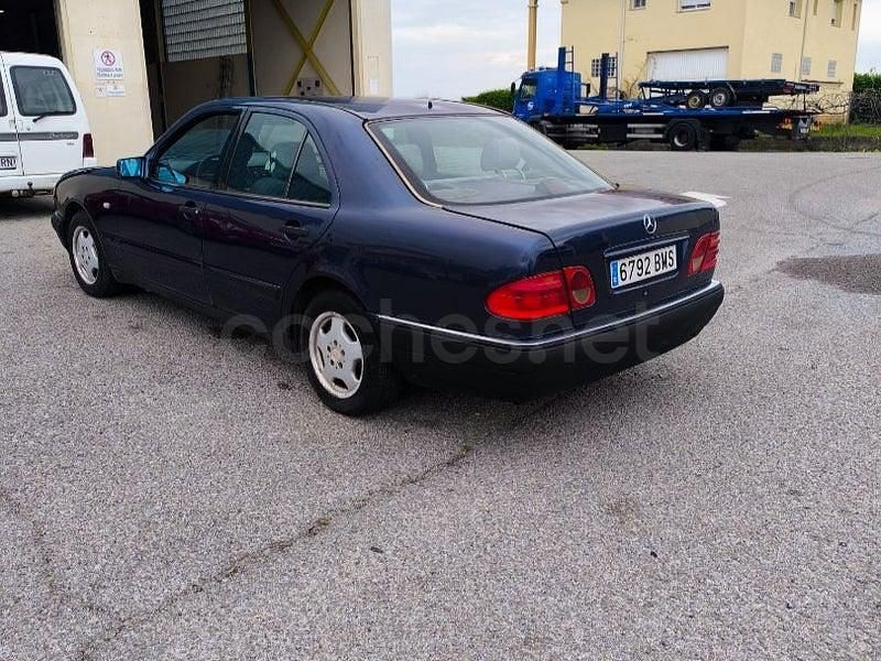 Usado Mercedes E290 Elegance 129 CV (94 kW) 1999 Azul Berlina