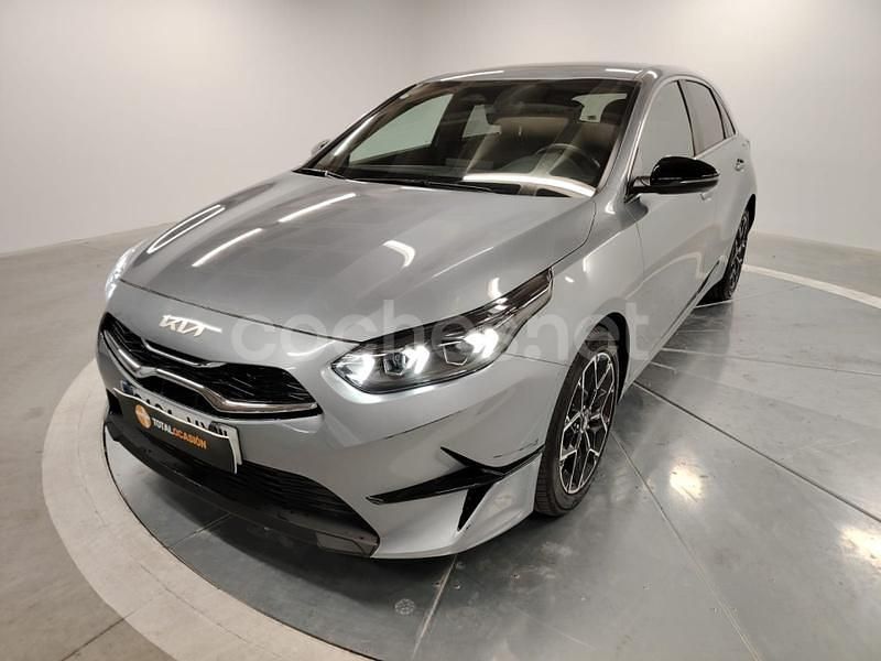 Gris / plata Usado 2025 Kia Ceed Style Berlina | 21.990 € (Precio justo) - Imagen 1/4