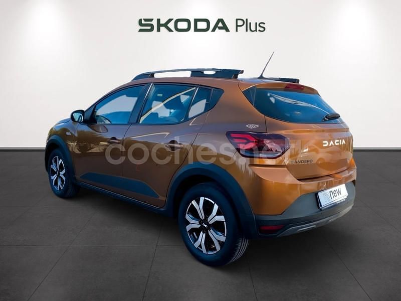 Usado Dacia Sandero Expression 101 CV (74 kW) 2022 Naranja Berlina