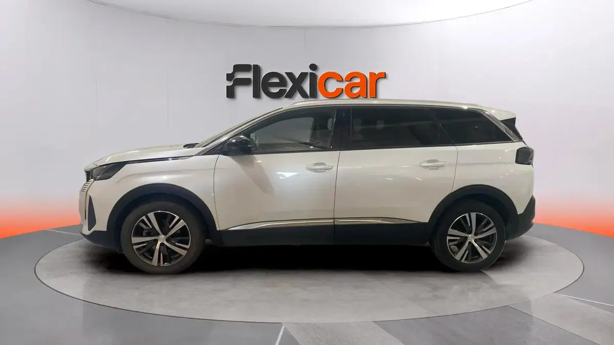 Usado Peugeot 5008 Allure 136 CV (100 kW) 2024 Blanco SUV