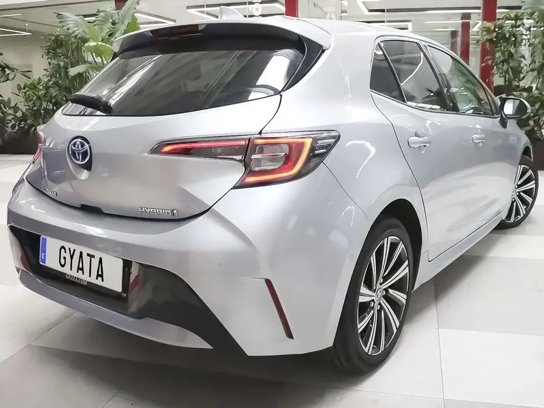 Usado Toyota Corolla Style 122 CV (89 kW) 2022 Gris Utilitario