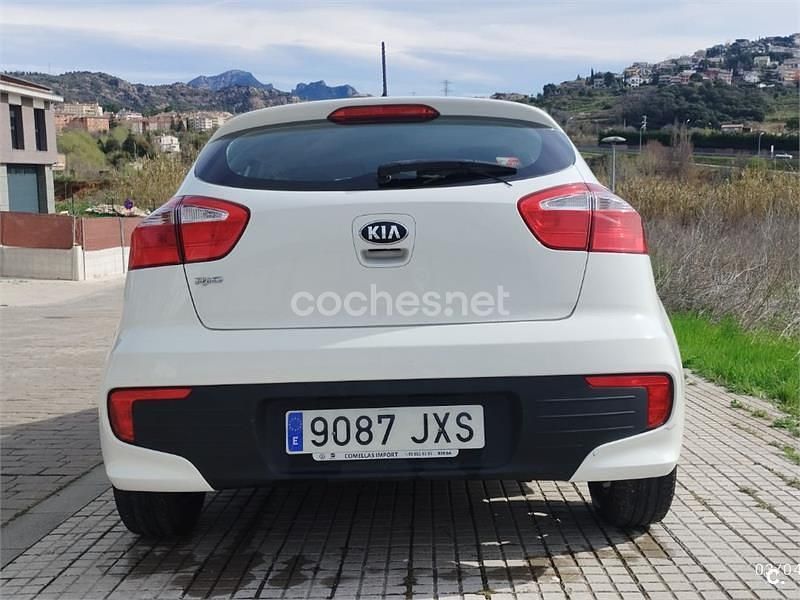 Usado Kia Rio 84 CV (61 kW) 2017 Blanco Berlina