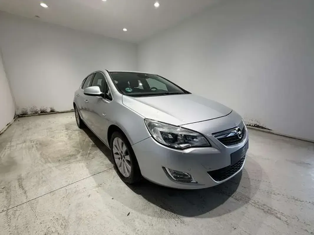 Usado Opel Astra Cosmo 140 CV (102 kW) 2010 Plateado Utilitario