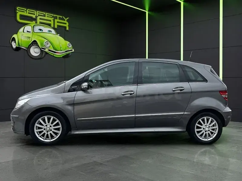 Usado Mercedes B180 109 CV (80 kW) 2008 Gris / plata Monovolumen