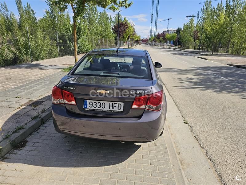 Usado Chevrolet Cruze LT 124 CV (91 kW) 2011 Gris / plata Berlina