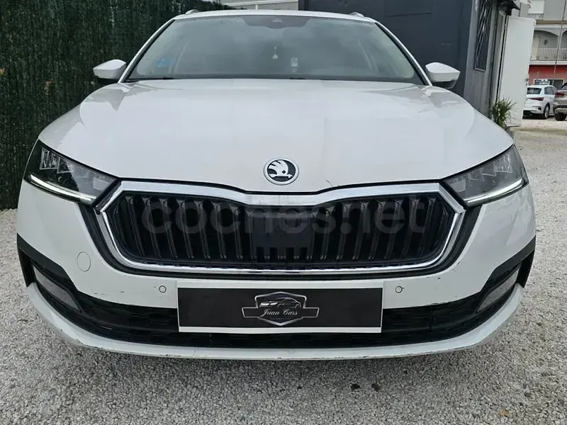 Usado Skoda Octavia Ambition 115 CV (84 kW) 2022 Blanco Familiar
