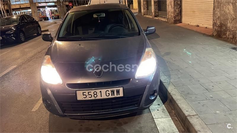 Usado Renault Clio II Authentique 70 CV (51 kW) 2010 Gris / plata Berlina