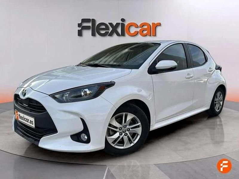 Usado Toyota Yaris Hybrid Business Edition 116 CV (85 kW) 2022 Blanco Utilitario