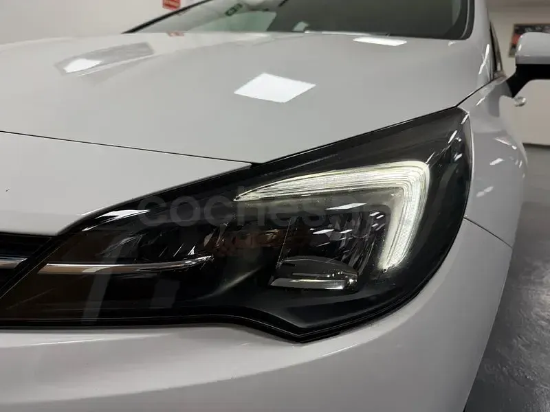Usado Opel Astra Edition 110 CV (80 kW) 2020 Blanco Familiar