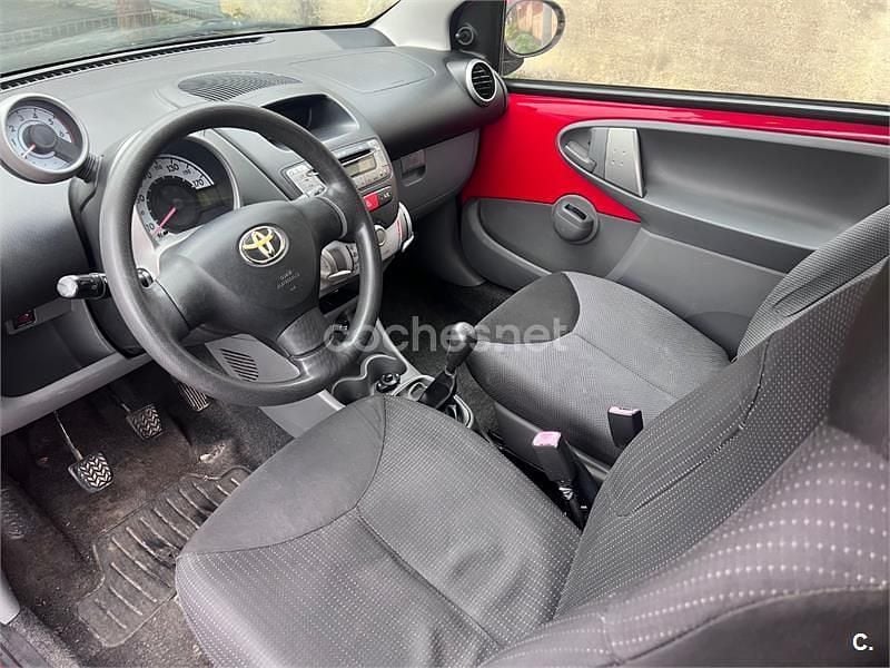 Usado Toyota Aygo 54 CV (39 kW) 2008 Rojo Utilitario