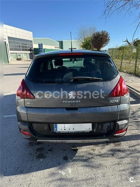 Usado Peugeot 3008 Active 120 CV (88 kW) 2014 Gris / plata Familiar