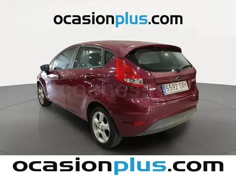 Usado Ford Fiesta Trend 68 CV (50 kW) 2010 Burdeos Utilitario