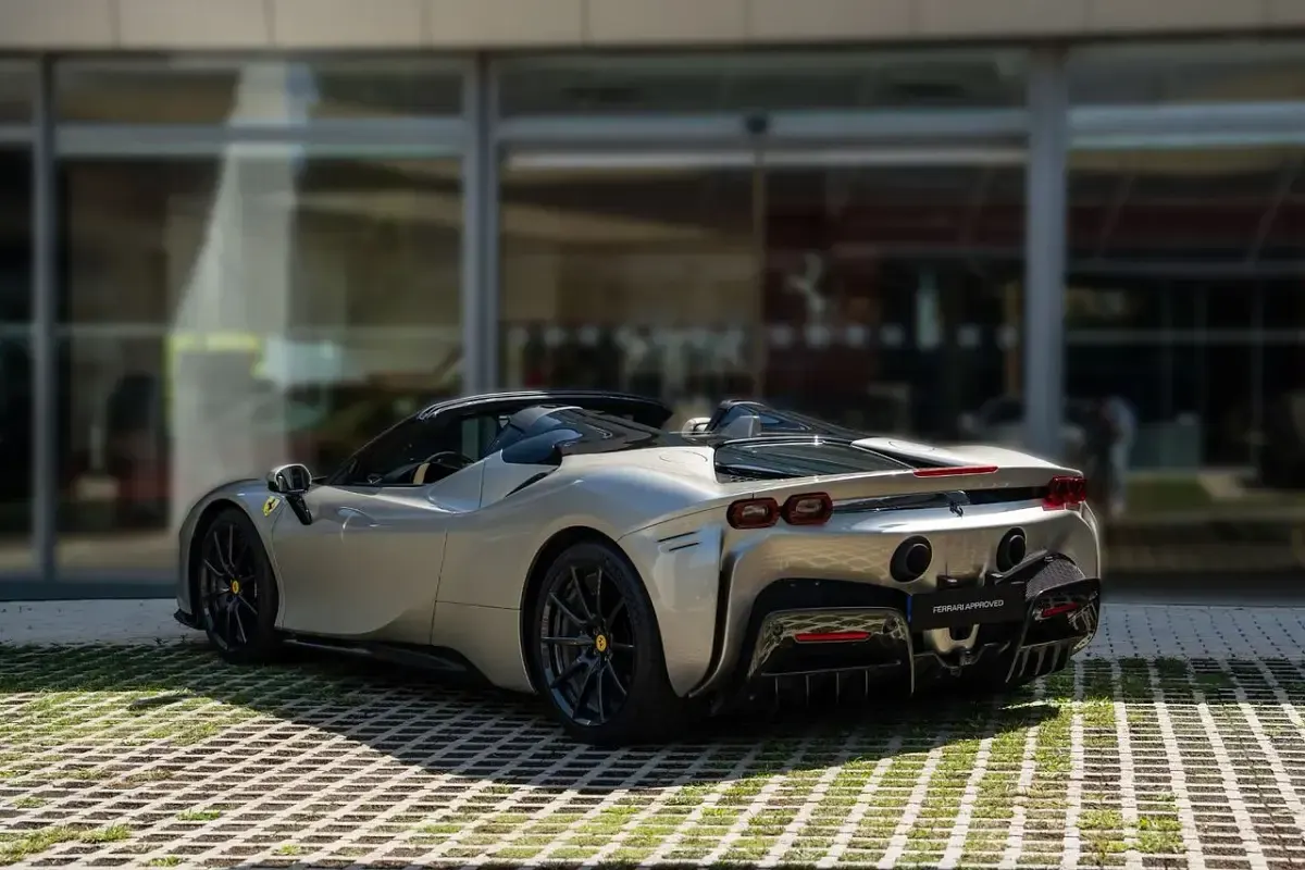Usado Ferrari SF90 1001 CV (736 kW) 2023 Gris metalizado Descapotable