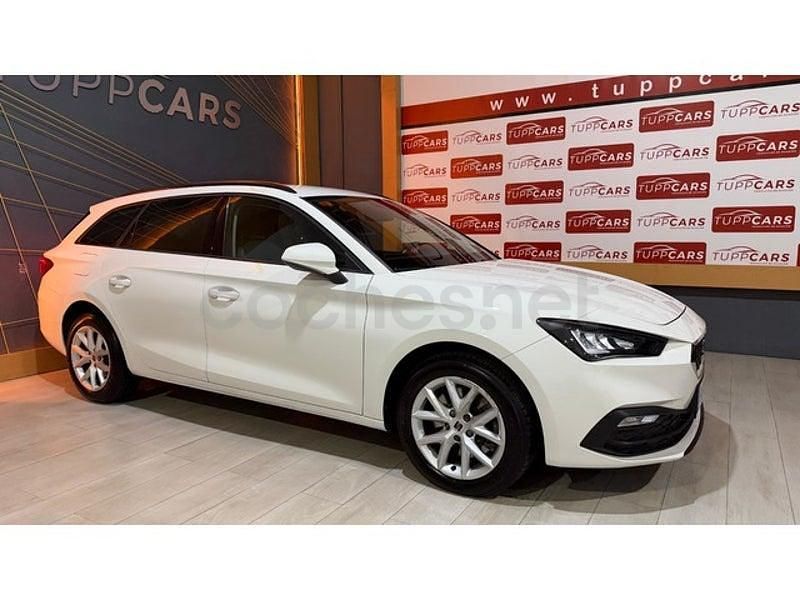 Usado Seat Leon Style 150 CV (110 kW) 2021 Blanco Familiar
