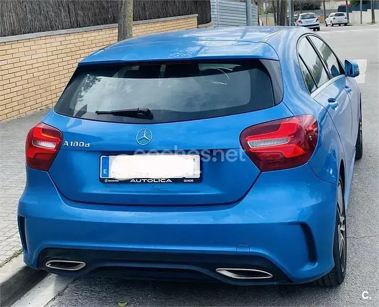 Usado Mercedes A180 AMG line 109 CV (80 kW) 2016 Azul Utilitario