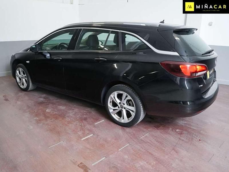 Usado Opel Astra Elegance 131 CV (96 kW) 2021 Negro Utilitario