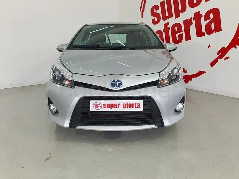 Usado Toyota Yaris Hybrid Active 100 CV (73 kW) 2012 Gris / plata Berlina
