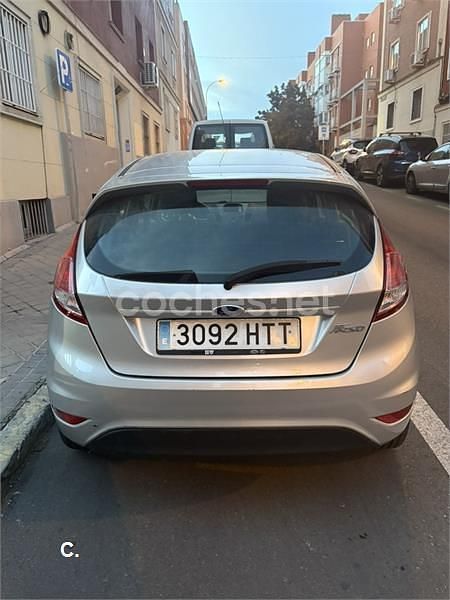 Usado Ford Fiesta Trend 82 CV (60 kW) 2013 Gris / plata Berlina